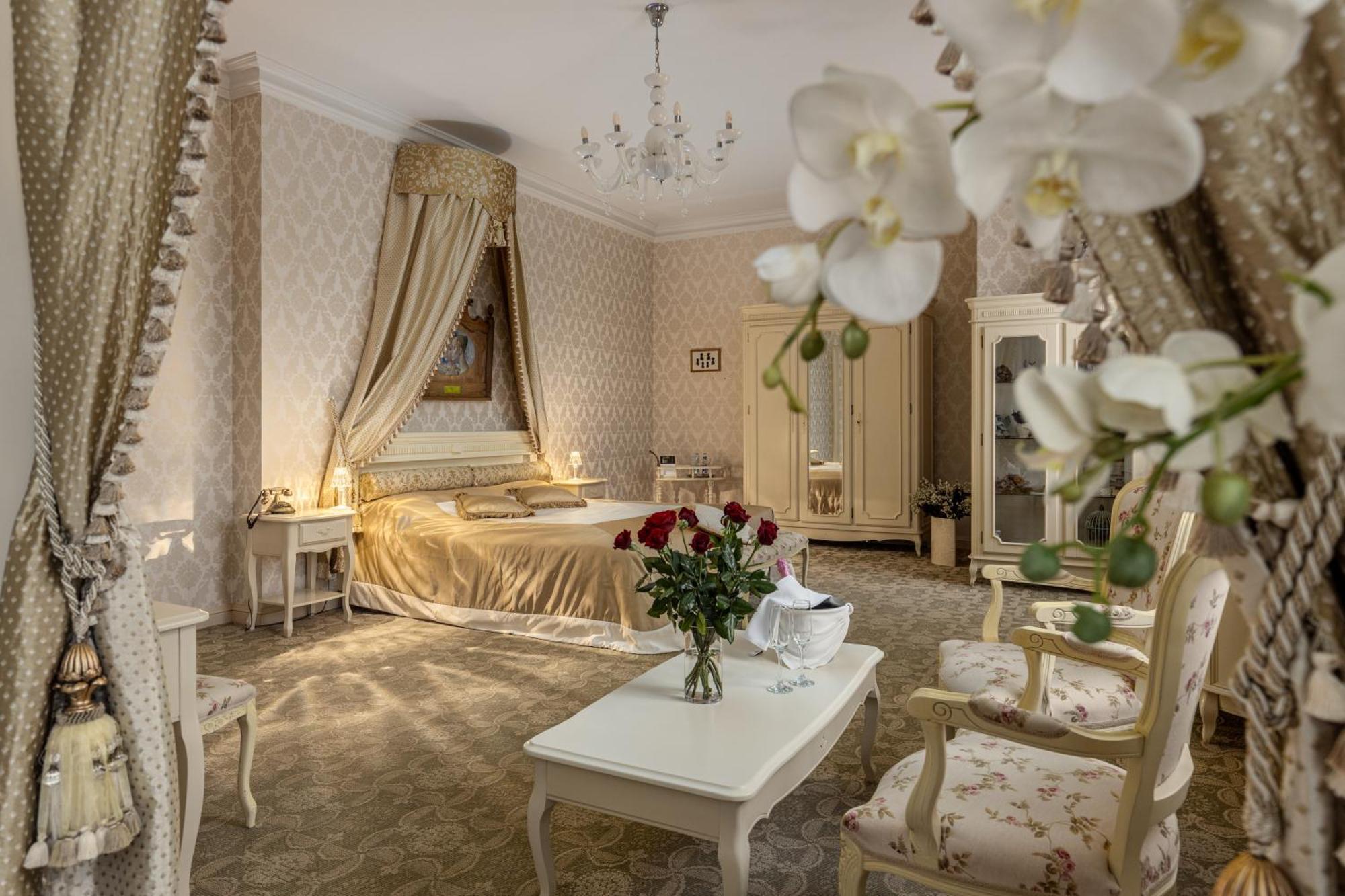 Отель Malpils Manor Экстерьер фото