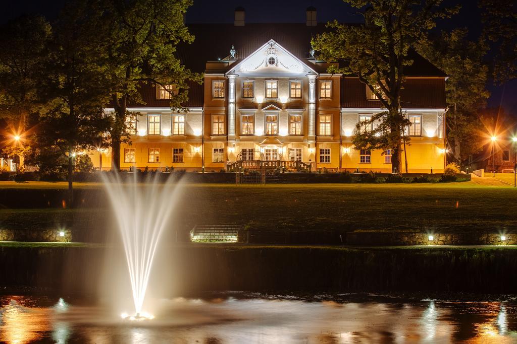 Отель Malpils Manor Экстерьер фото