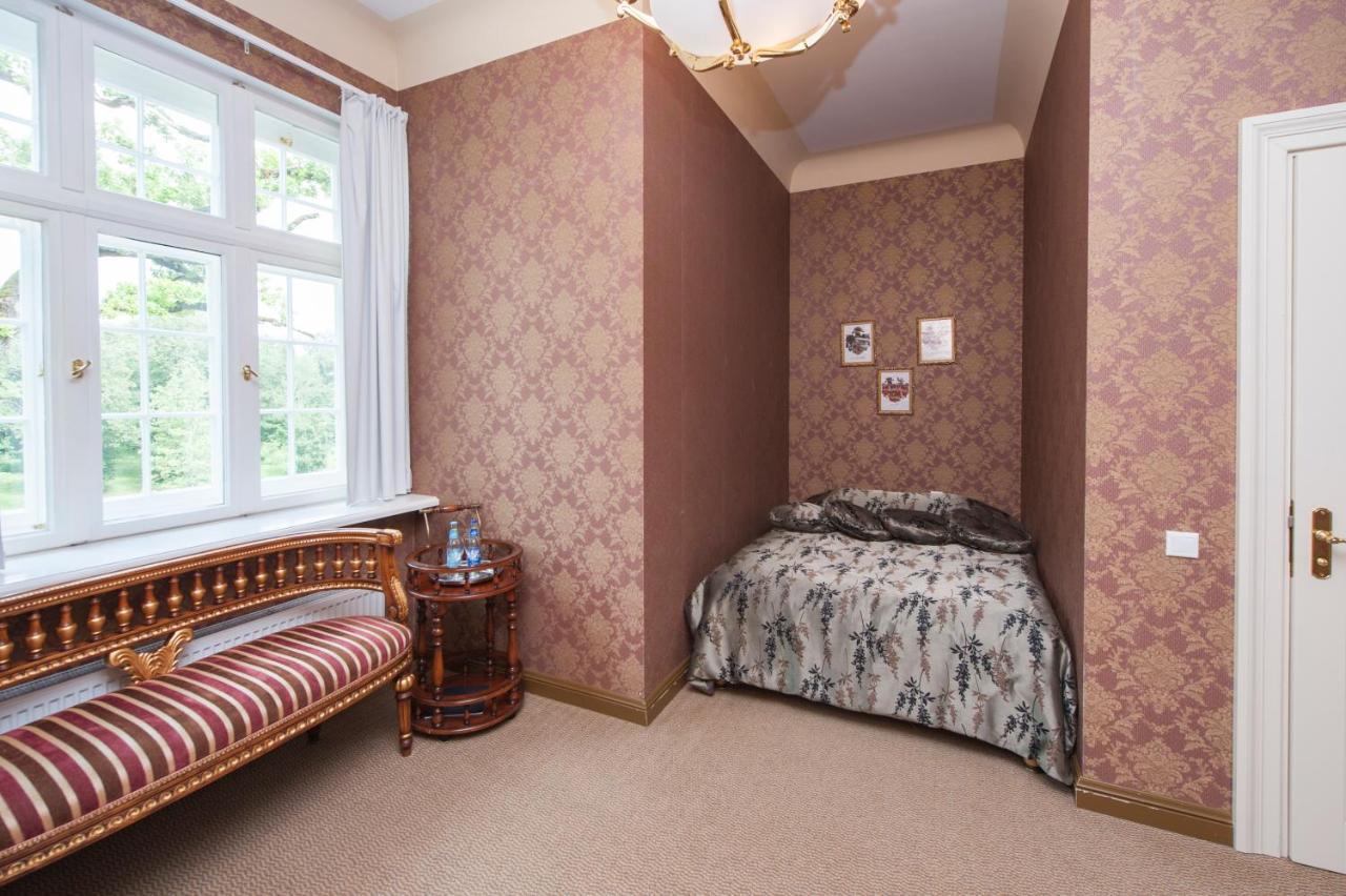Отель Malpils Manor Экстерьер фото